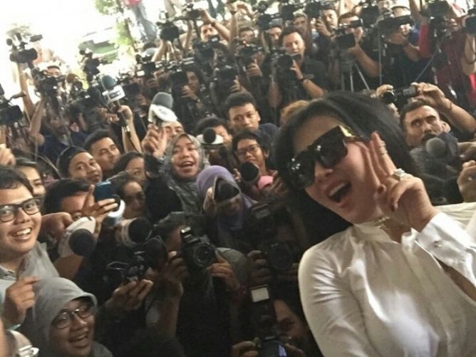 Metro_TV's tweet photo. Usai Diperiksa Polisi, Syahrini Selfie Bersama  http://t.co/iQsaH3VRKB http://t.co/YgSJZZFiw6