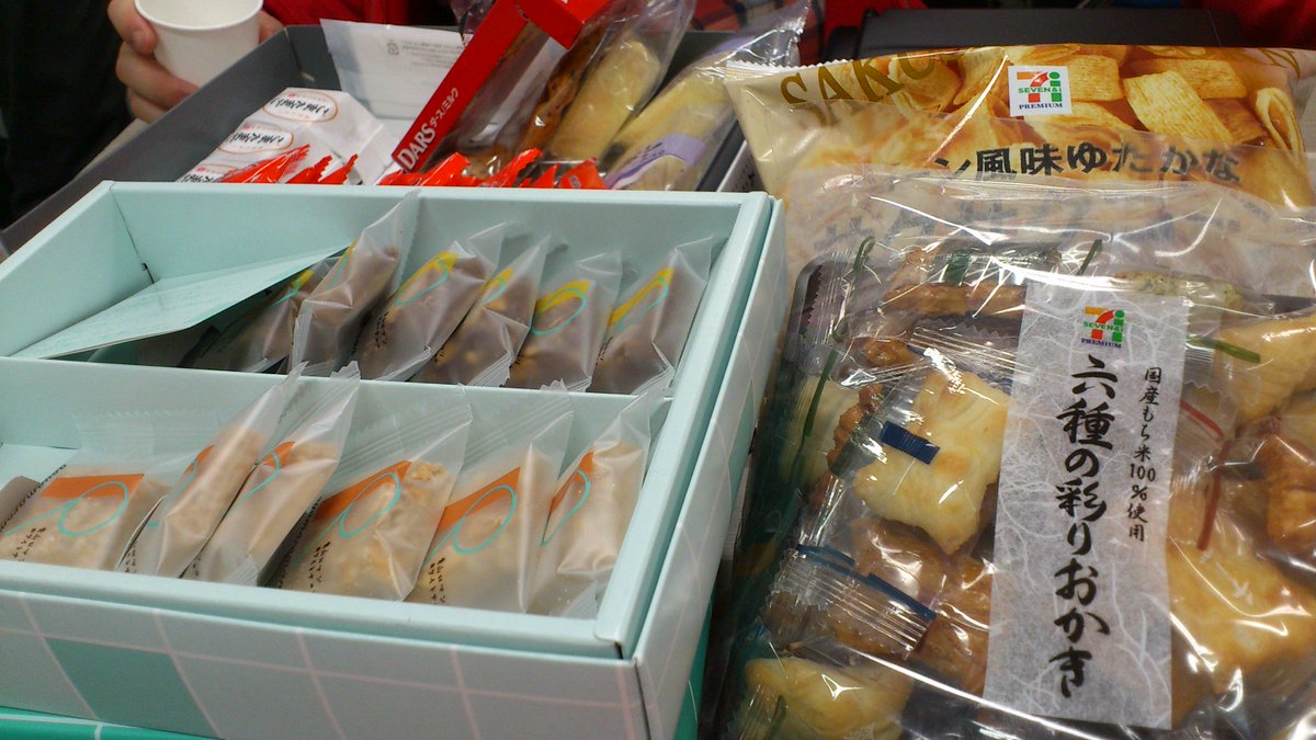 AA2015_NW's tweet photo. Snacks in NOC room. http://t.co/8uUfumfITB