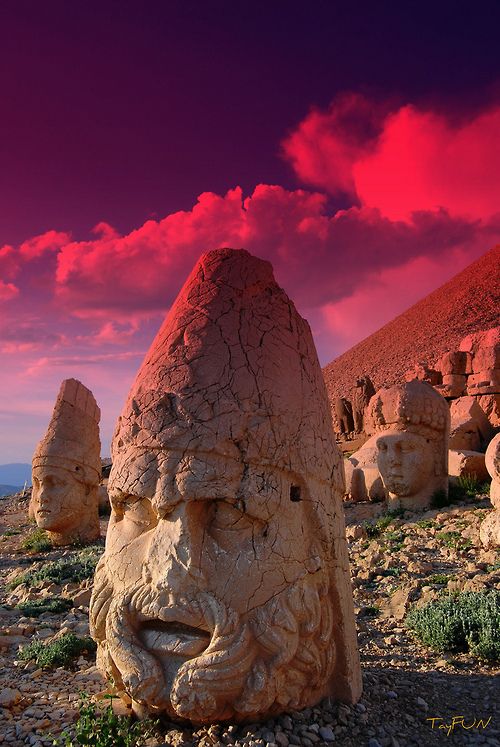 _Paisajes_'s tweet photo. Nemrut es una montaña al sureste de Turquía, conocida por las estatuas pertenecientes a una tumba del siglo I a.C http://t.co/Ro2pCoY3gI
