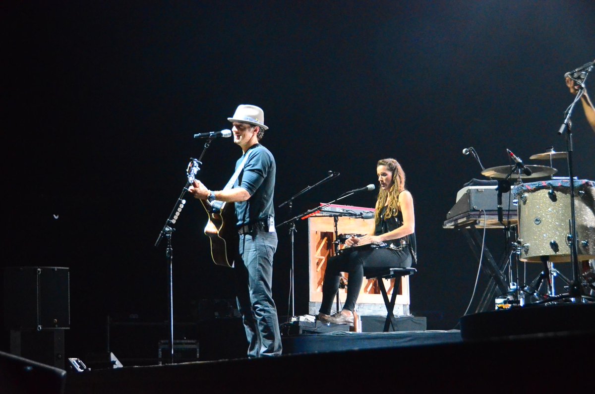 showtime_sa's tweet photo. The crowd was bubbling over with optimism after a phenomenal performance by @jason_mraz &amp; @RainingJane! #JasonMrazSA http://t.co/60NzEw6jrb