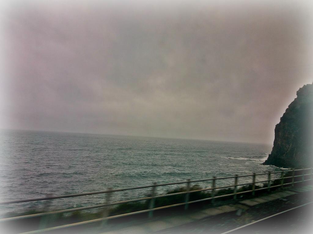 ilagarla86's tweet photo. #buongiorno #ancheilmaresenteillunedi #sea #liguria #italy #picoftheday #photo #photography #bythetrain http://t.co/B4glIqoHjt