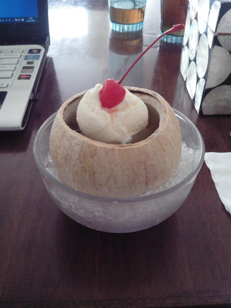 putih_guebanget's tweet photo. Coconut jelly with ice cream http://t.co/Erw9RZHfE9