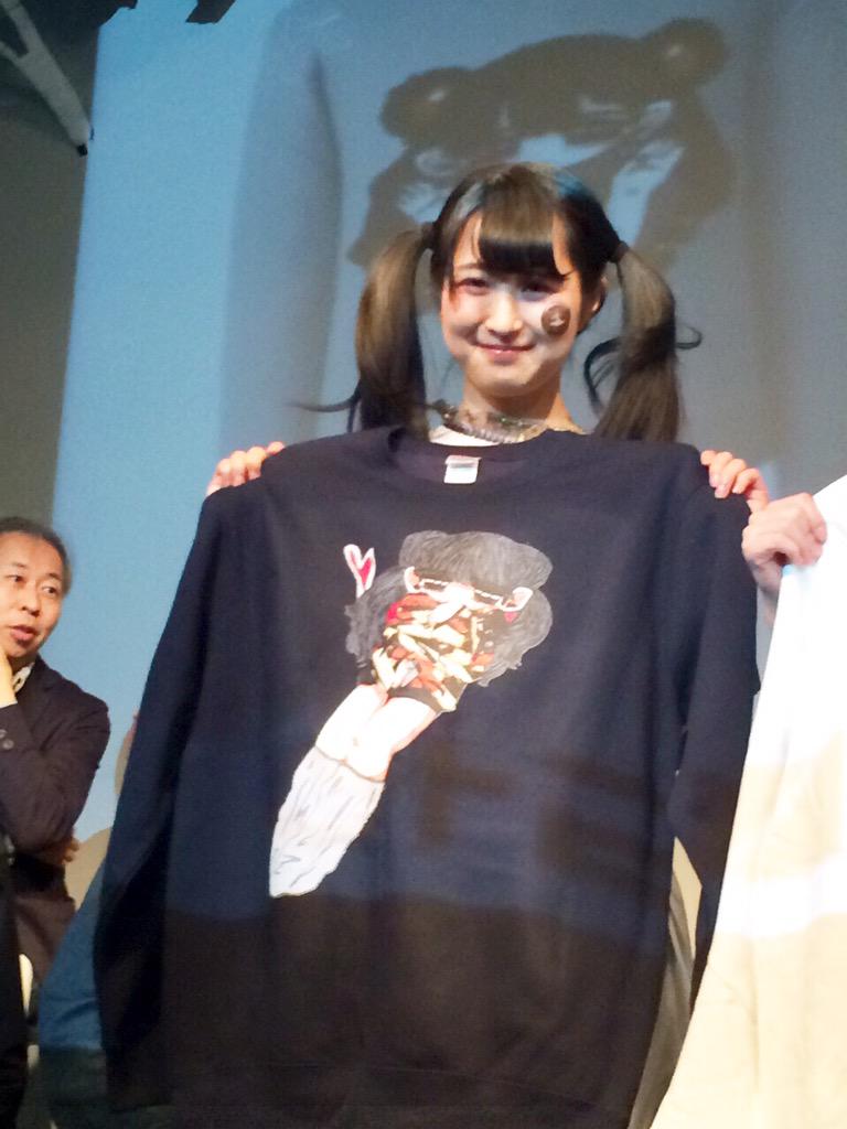 monhan_tamago's tweet photo. 昨日のみしかさんはOTENBAさんというブランドのモデルさんでした。可愛いけどちょっぴりヤンチャな彼女にぴったりのブランドですね。なんつって。
#公園会 #OTENBA #メイドあいどるみしか http://t.co/zAS24SIdUt