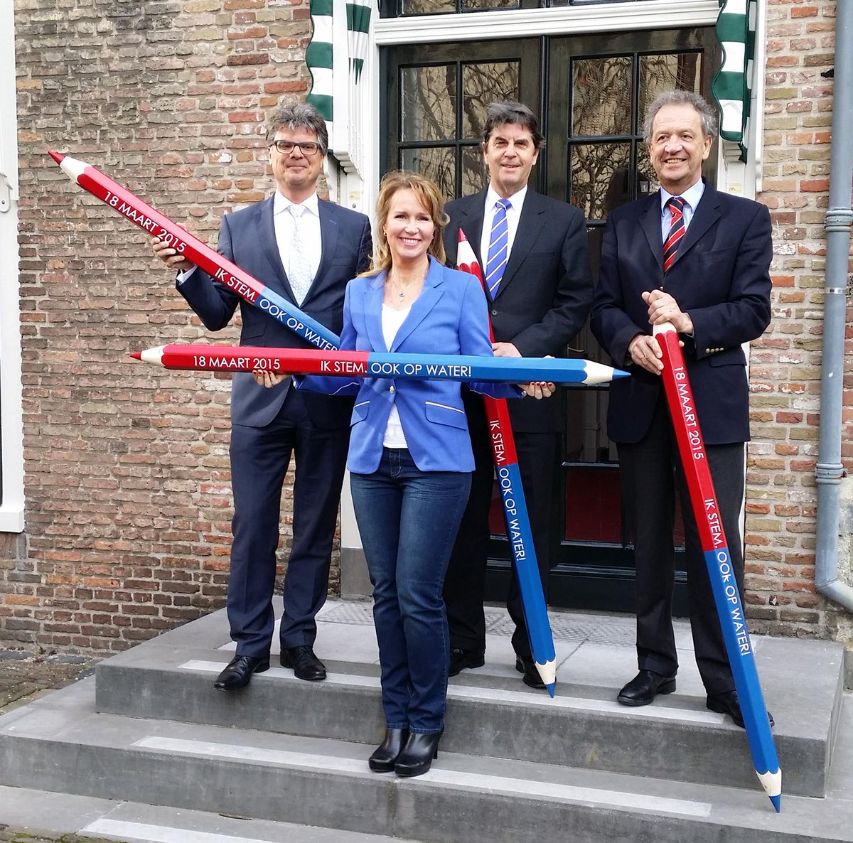 hhdelfland's tweet photo. Onze bekendste weervrouw @helgavanleur stemt 18/3 op water. U ook? #delflandkiest #wsv2015 http://t.co/irpIDl3c5t http://t.co/KIEE6i2WCy