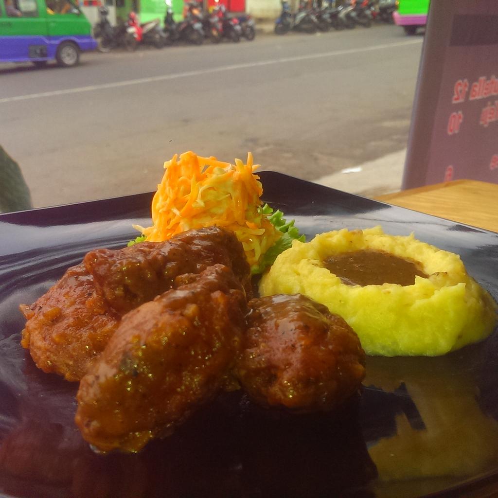 Chicken wings,mashed potatoes with blackpepper sauce