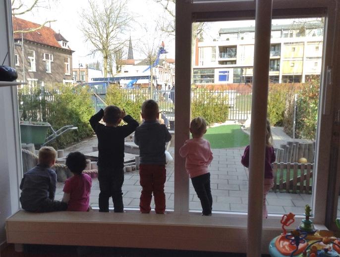 ShezafKO's tweet photo. Vandaag vindt het onderhoud aan de speelplaatsen plaats @ShezafKO . De kinderen vinden het erg interessant... http://t.co/Uh4GgdkIOP