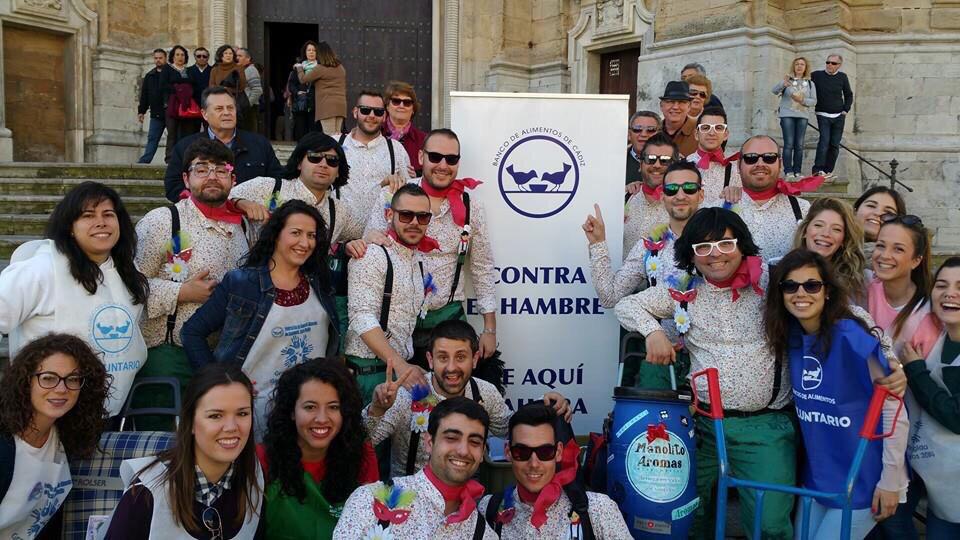 ChirigotaChila's tweet photo. Exito en la recogida de alimentos de cadiz, enhorabuena @bancocadiz http://t.co/JsK4g0Bfps