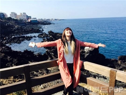 chHELLOVENUS's tweet photo. [POP셀피] "친구와 함께 힐링을"…헬로비너스 라임이의 '제주도 일기'③
http://t.co/zQ4n5wdtG7 http://t.co/wcp2XP997q