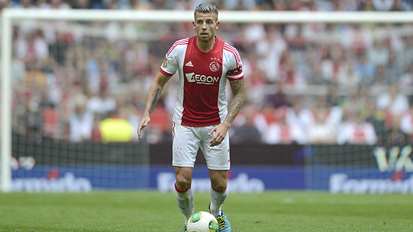 AFCAjax's tweet photo. #AjaxKalender: Vandaag is oud #Ajax-verdediger @AlderweireldTob 26 jaar geworden. Gefeliciteerd Toby! http://t.co/ALDEbOZszV
