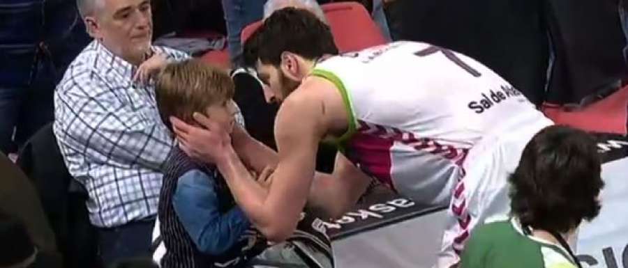 diarioas's tweet photo. El jugador del @Baskonia, Shengelia pidió disculpas a un niño que presenció la pelea ▶ http://t.co/cLGNsQqWJA http://t.co/KXQ2cLZ5qy