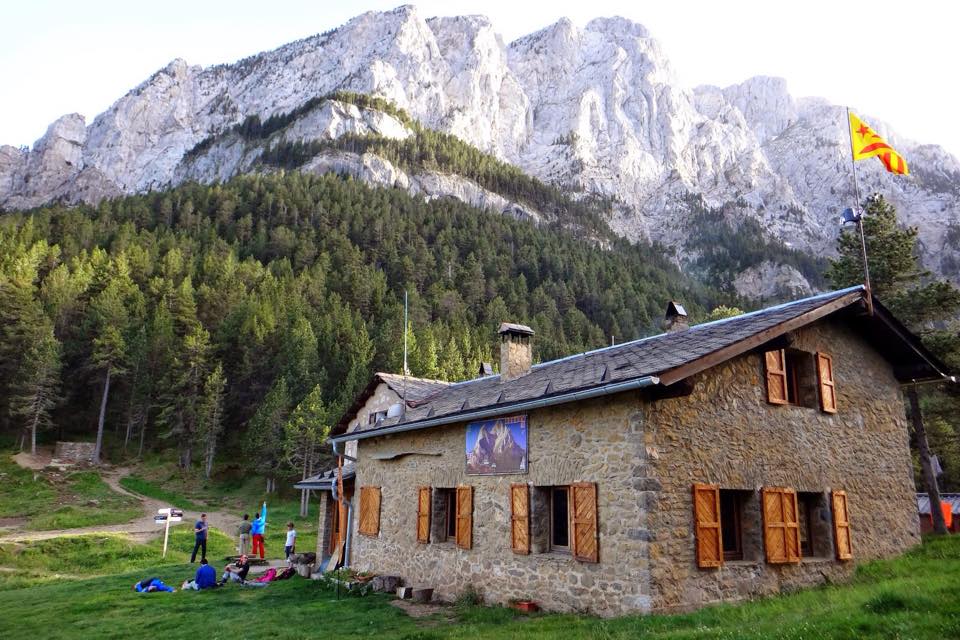 El punt de partida de l’ascensió al Pedraforca neix al Refugi Lluís Estasén (a 1640 m).