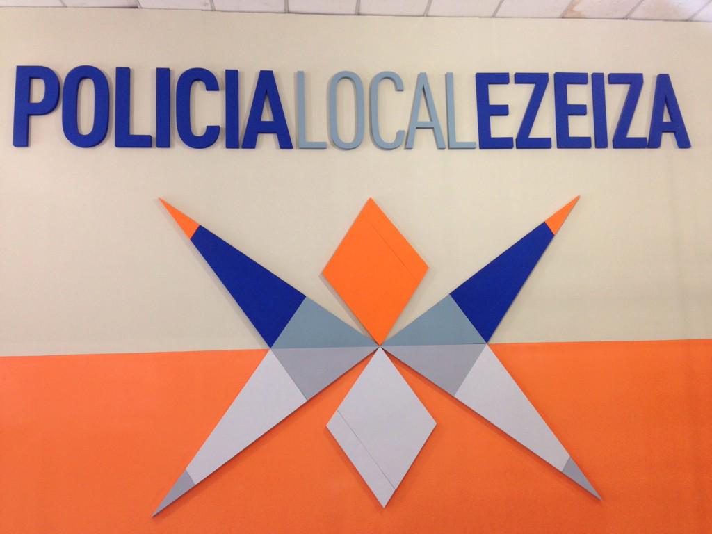 LA NUEVA POLICIA DE SCIOLI Y LOS KIRCHNER TIENE COMO LOGO LA ESCUADRA Y EL COMPAS DE LA MASONERIA B_FuIdNWsAA1HLv