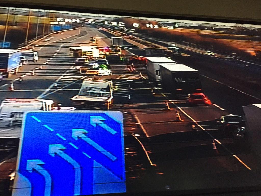 **PLS RT** M1 CLOSED: Serious crash involving four lorries and a car closes M1 near Northants northampton-news-hp.co.uk/M1-CLOSED-cras…