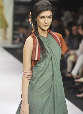 TeamKritiS's tweet photo. "@KashmirBajwa: @kritisanon @GeetaSanon Unseen pic of sweet krits.... http://t.co/zurfQonoOl"