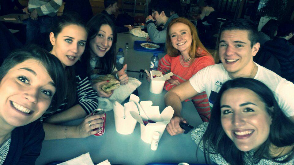 InExtensoULB's tweet image. Les tournages sont presque terminés pour nos équipes. En attendant, on reprend des forces pour le montage! #la2eme