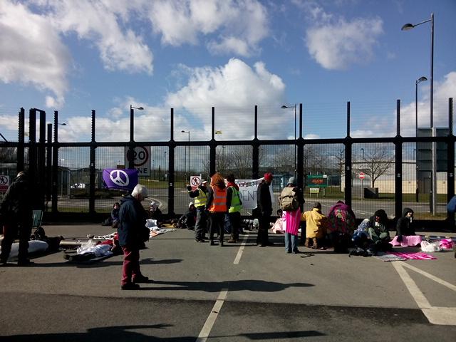 ActionAWE's tweet photo. Still here! #BurghfieldLockdown going nowhere fast. #scraptrident http://t.co/7RBE8tFD6M