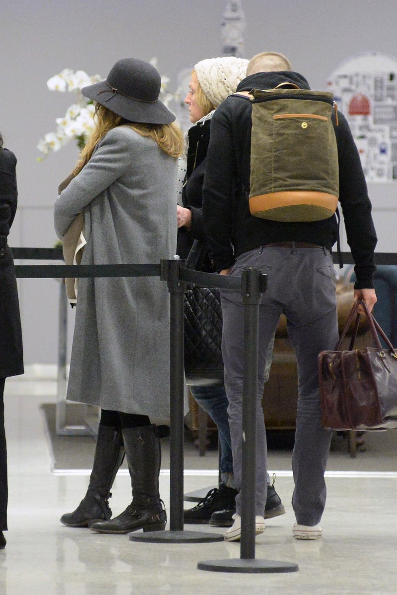 livelyaddict's tweet photo. #Photos : Blake Lively &amp; Ryan Reynolds à l'aéroport JFK le 28 février 2015. [3] http://t.co/PAkIAzwLYC