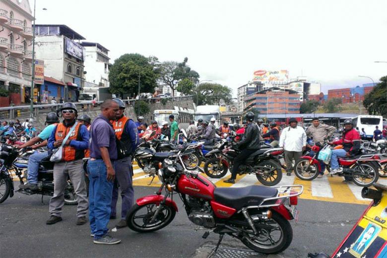 escualidoxrav's tweet photo. Protesta de motorizados mantiene cerrados accesos de Petare http://t.co/baorygaTk6 #Caracas