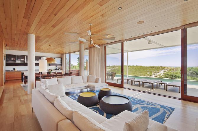 upvisually's tweet image. Hamptons Beach House Located on a Narrow Barrier Island on the Shore of Long Island upvisually.com/?p=4836