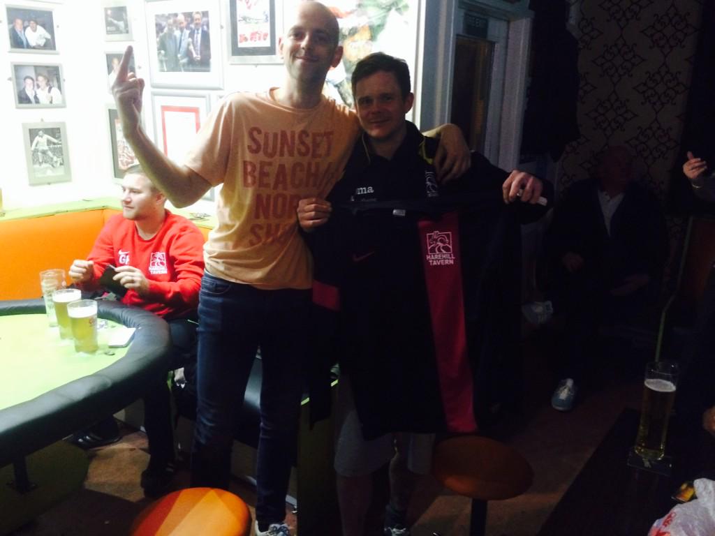 harehillfc's tweet image. Hyde teams new signing @ScottleeH with goal keeper/coach @pdev22 stay tuned for #press conference