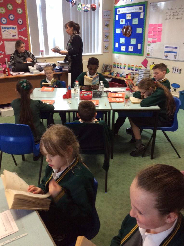 Mrsbennettfps's tweet photo. @fazakprimary @MrsCarterfps #DEARTIME #worldbookday http://t.co/yJVz4ndLV7