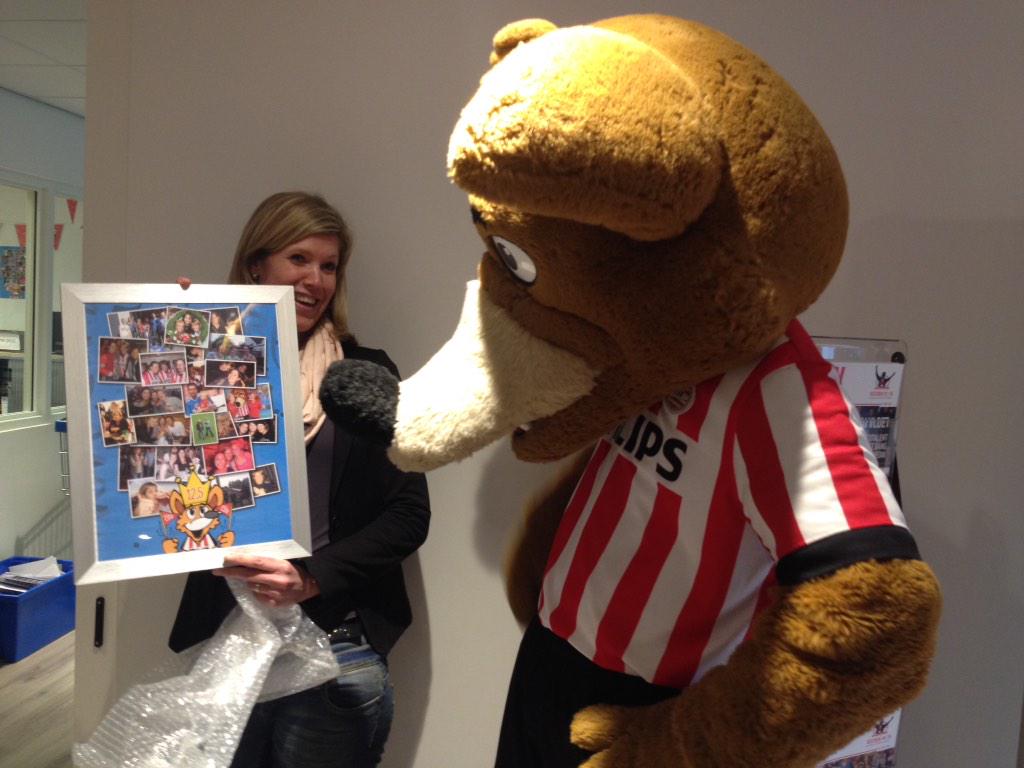 Vandaag toch feestje bij PSV. Onze  @elkevantuel is 12,5 jr in dienst. Phoxy heeft een mooi cadeau. Van harte, Elke!
