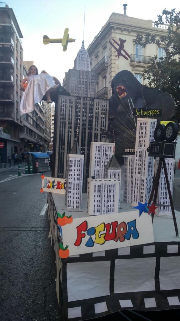 Falla Els Doctors tweet media