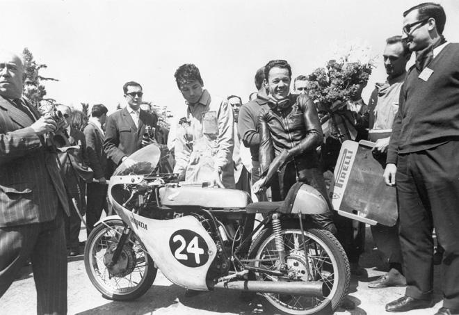 bgmotogp's tweet photo. #24DaysUntilQatar Luigi Taveri at Montjuïc, 1962 Spanish Grand Prix 125cc #Honda #RC145 http://t.co/9PgJ1aiDVU