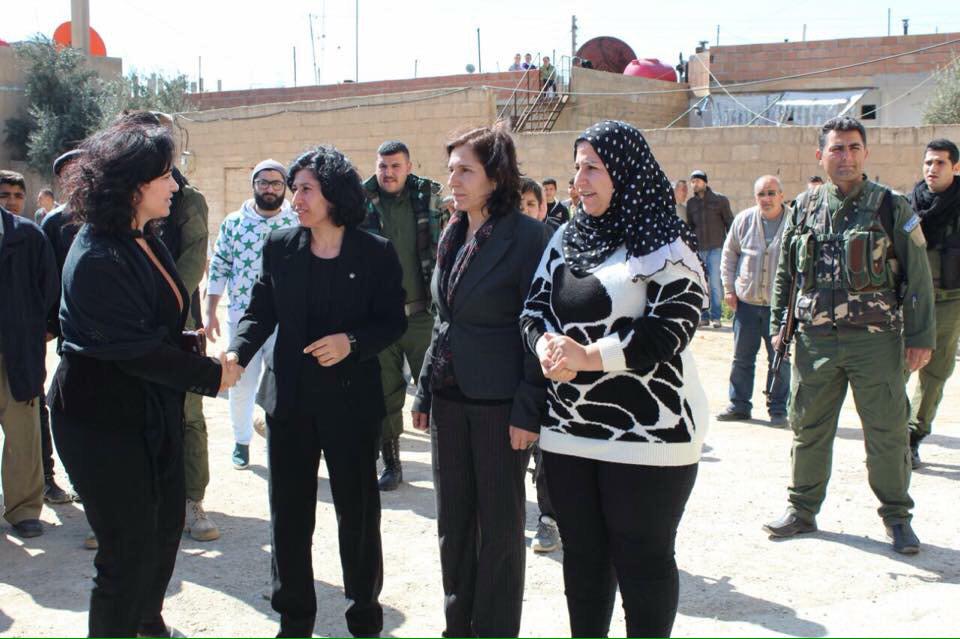 SyriacPress's tweet photo. #Hsija #Hassake : Protest organized by Syriac Women Union for our people,fighter and martyrs in Khabour area http://t.co/JrHcpDnIRa