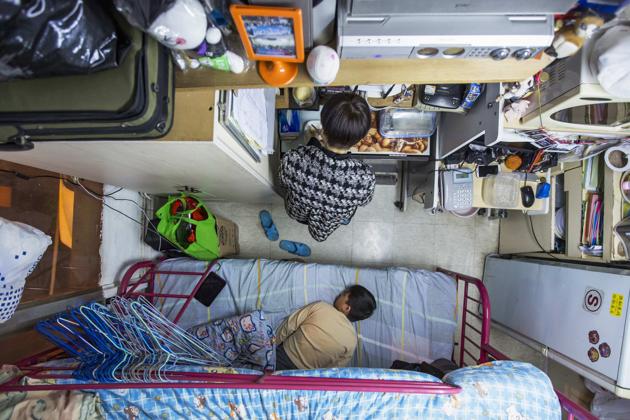 Viven en un piso diminuto de 5 m2 en Hong Kong. 
es-us.noticias.yahoo.com/fotos/el-mundo…