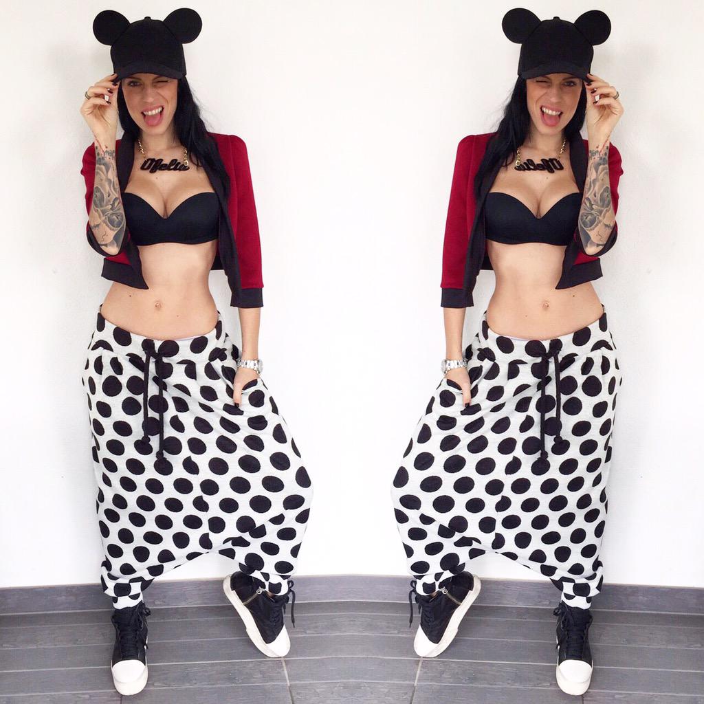 AliceAliceBasso's tweet photo. STRIKE A POSE #OFELIASTYLE http://t.co/0wPIIzv5vm