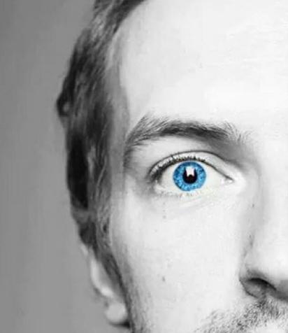 ColdplayGlows's tweet photo. Blue eyes, you're the one that I wanted to find. #HappyBirthdayChrisMartin http://t.co/3VsSkVQ351