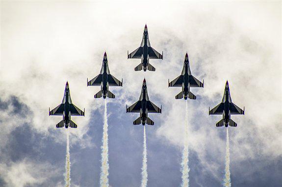 DeptofWar's tweet photo. .@AFThunderbirds perform the delta formation over Daytona International Speedway http://t.co/XG6z84DfPl