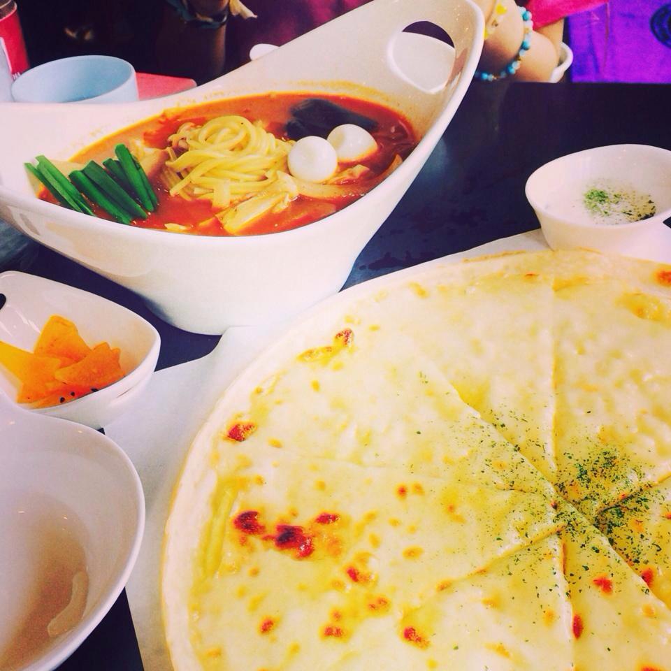 ㅅㄹ 니뽕내뽕のちゃんぽんとこぐまピザもおいしかったし ゲストハウスでの深夜の夜食パーティも楽しかったし ヘジャングクもまた食べたいし お腹すいた Http T Co P9byxcht01 Twitter