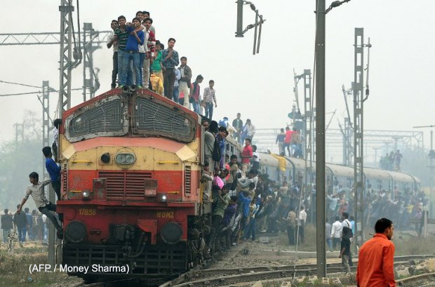 afpfr's tweet photo. Sur le chemin du travail, à Delhi http://t.co/y12En3WoTx http://t.co/ikKDMIUvcT #AFP via @AFPMakingof