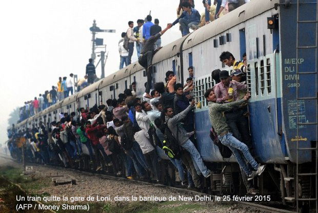 afpfr's tweet photo. Sur le chemin du travail, à Delhi http://t.co/y12En3WoTx http://t.co/ikKDMIUvcT #AFP via @AFPMakingof