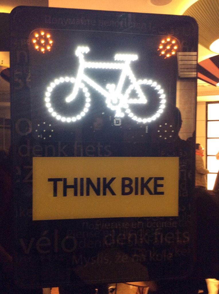 gmrubio's tweet photo. Señalización interactiva de @Eco_Counter aumenta la seguridad de ciclistas en intersecciones según expertos europeos http://t.co/ESBBBaICMN