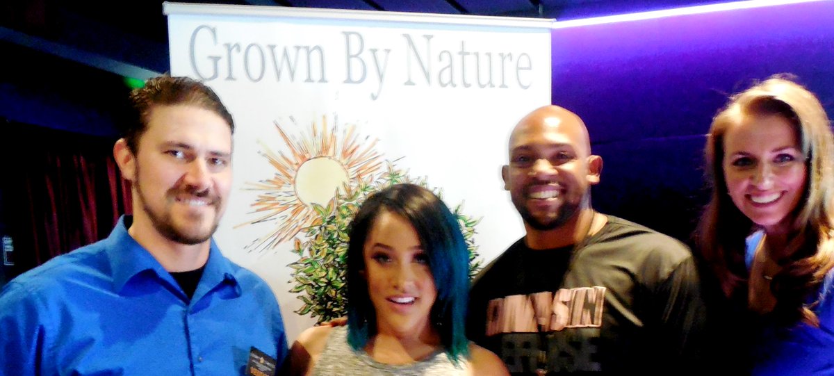 GrownByNature's tweet photo. @missnatalienunn @GrownByNature @JasonDerkevics #celebrityconnected It was nice meeting you! #truthaboutsupplements http://t.co/IWQVgblKvc