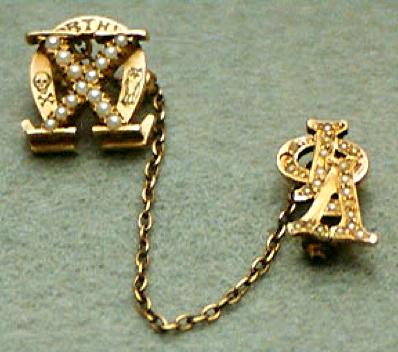 Early #ChiOmega badge from <a href="/GWChiOmega/">GW Chi Omega</a> with large pearl guard #rarebadge #badgeday15