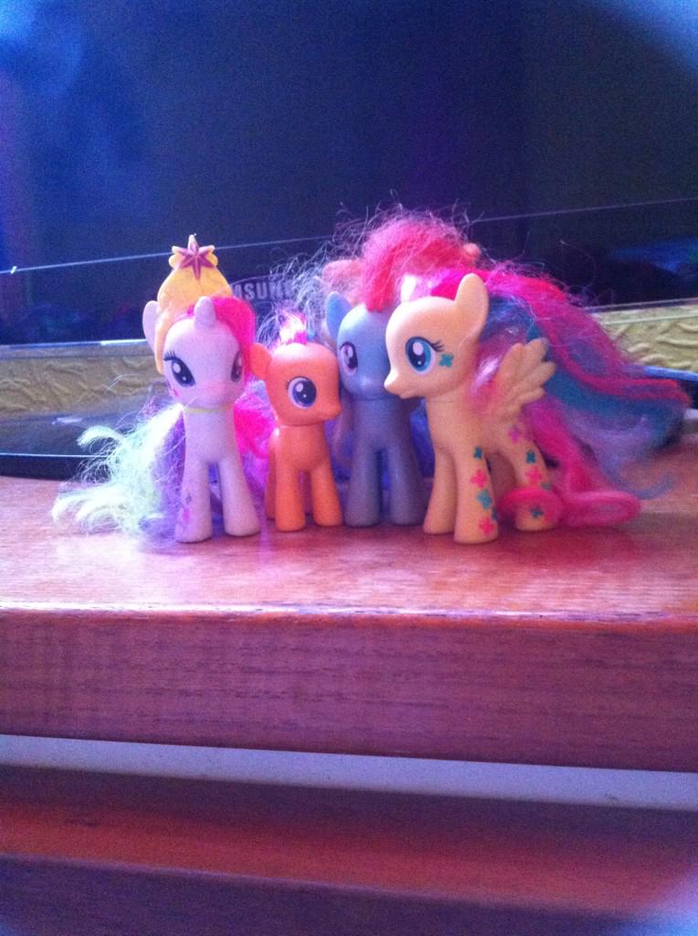 GlorijaIsMyName's tweet photo. My little pony http://t.co/9ZsRR40EOk