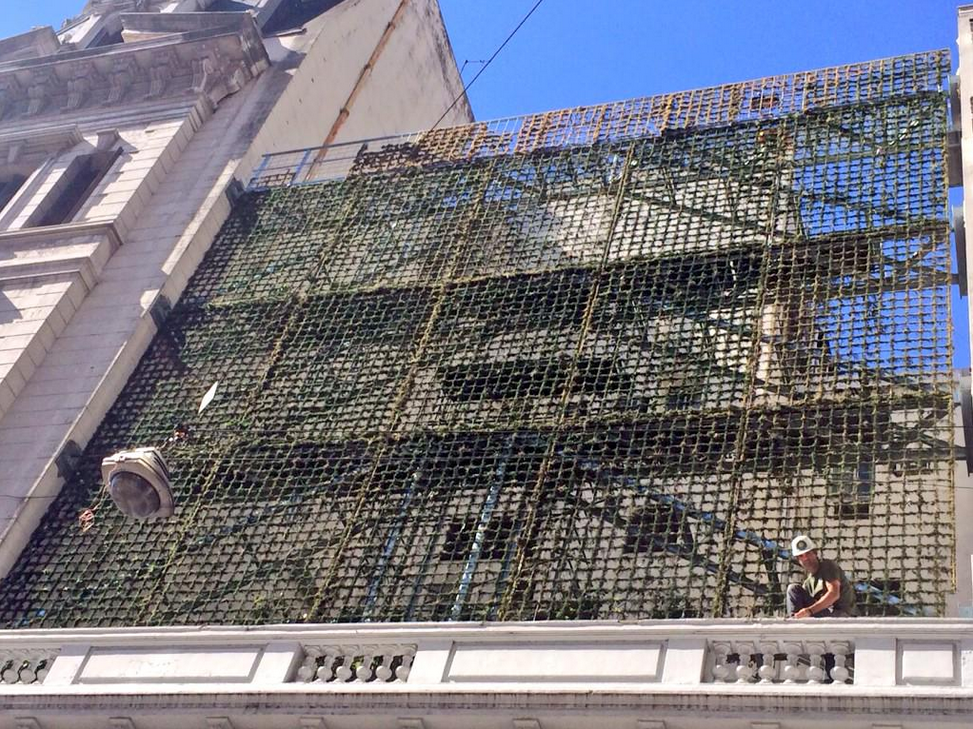patodistefano's tweet photo. Instalamos el primer muro verde en Microcentro en el edificio del Palacio Municipal. #MicrocentroVerde http://t.co/TAFCwpkITs