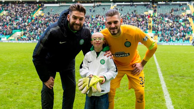 CelticFC's tweet photo. WATCH: Wee Jay received his GOTM award &amp; did his own Ronny Roar at Celtic Park http://t.co/c3oxb07DV2 (NM) http://t.co/Ig0p19SD07