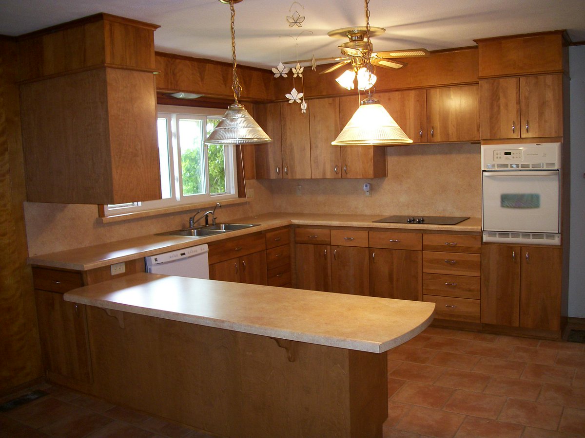 EagleCabinets's tweet photo. Custom Maple Kitchen With Solid Wood Doors, Peninsula Island &amp; Desk Area. #customkitchen #cabinets #kitchen #custom http://t.co/O0fMQ3Aqlm