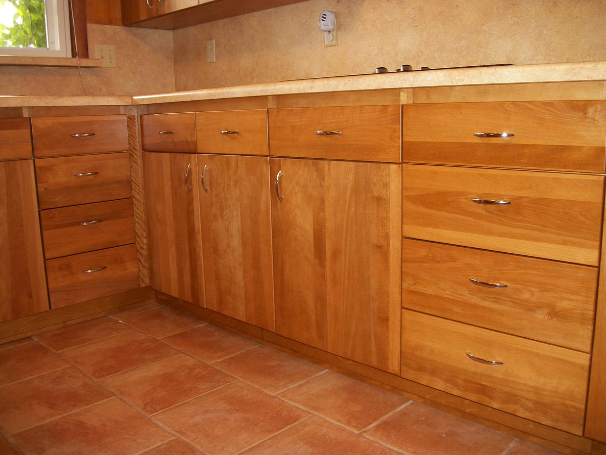 EagleCabinets's tweet photo. Custom Maple Kitchen With Solid Wood Doors, Peninsula Island &amp; Desk Area. #customkitchen #cabinets #kitchen #custom http://t.co/O0fMQ3Aqlm