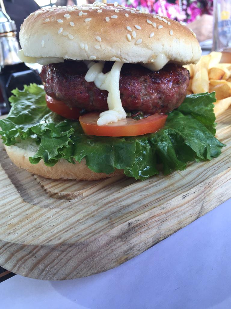 Santelmo_St's tweet photo. Ya va a ser la 1pm! Prueben la hamburguesa gaucha No se a ustedes, pero a mi ya me dio hambre! Tels 4313149 y 4146656 http://t.co/DJbwslMw8a
