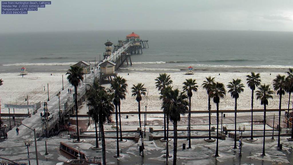 hunter_peterson's tweet photo. Let's just take a moment and realize it's snowing in HB http://t.co/WRr6ZAaTSQ