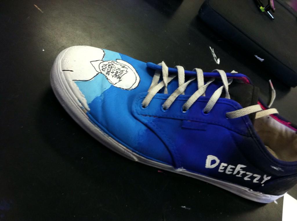 jessivots's tweet photo. @deefizzy @danisnotonfire @AmazingPhil I PAINTED YOU GUYS ON MY SHOES http://t.co/wHPawGBfYJ