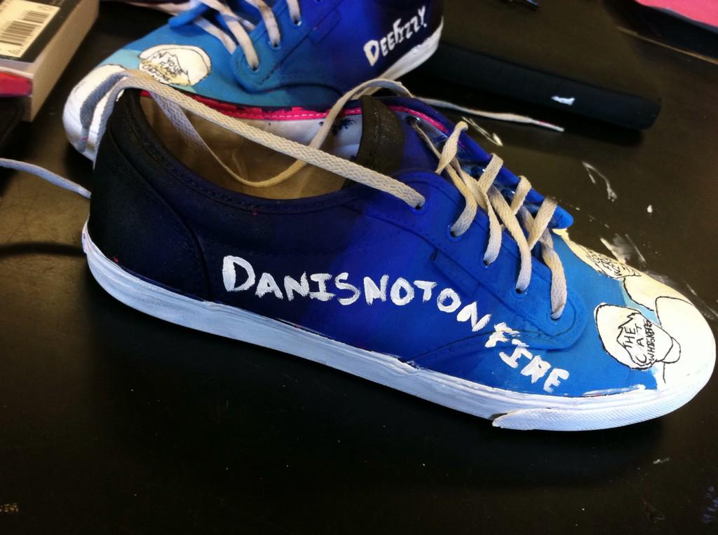 jessivots's tweet photo. @deefizzy @danisnotonfire @AmazingPhil I PAINTED YOU GUYS ON MY SHOES http://t.co/wHPawGBfYJ