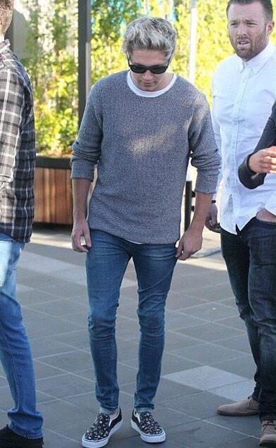 appreciationjh's tweet photo. NIALL IN SKINNY JEANS APPRECIATION TWEET http://t.co/yez0shRhlR