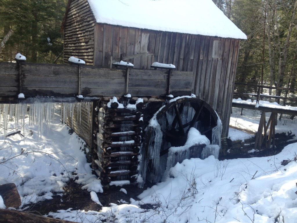 RunMomOf2Boys's tweet photo. #Smokey Mtns #snow fun with @jason_g_collins http://t.co/wO4HrkZvPm